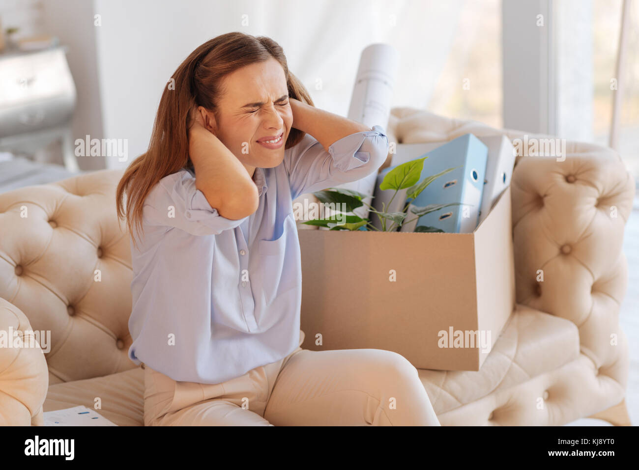 Verzweifelt emotionale Frau berühren Ihr Haar beim Schreien und Weinen Stockfoto