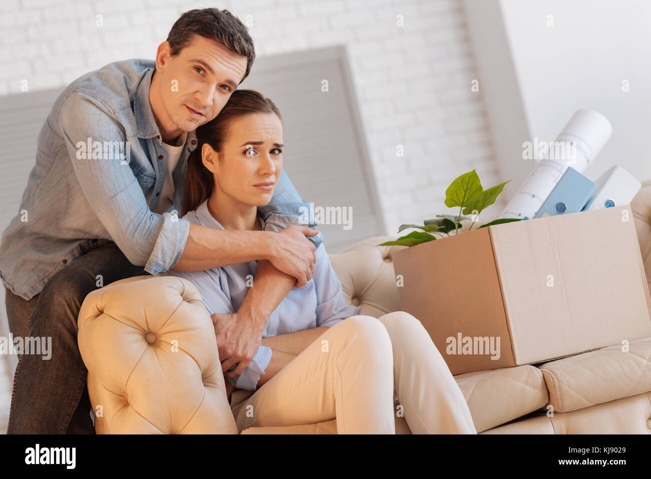 Freundliche liebevolle Mann, der seine Frau umgekippt Unterstützung Stockfoto