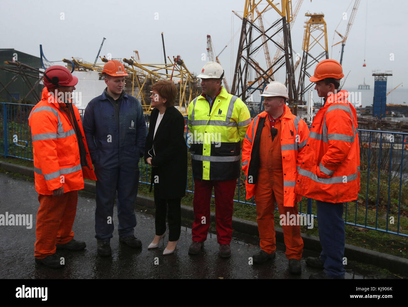 Die erste Ministerin Nicola Sturgeon unterzieht sich bei einem Besuch der Burntisland Fabrications Ltd (BiFab) in Methil in Fife mit Arbeitern auf einer Aussichtsplattform. Stockfoto