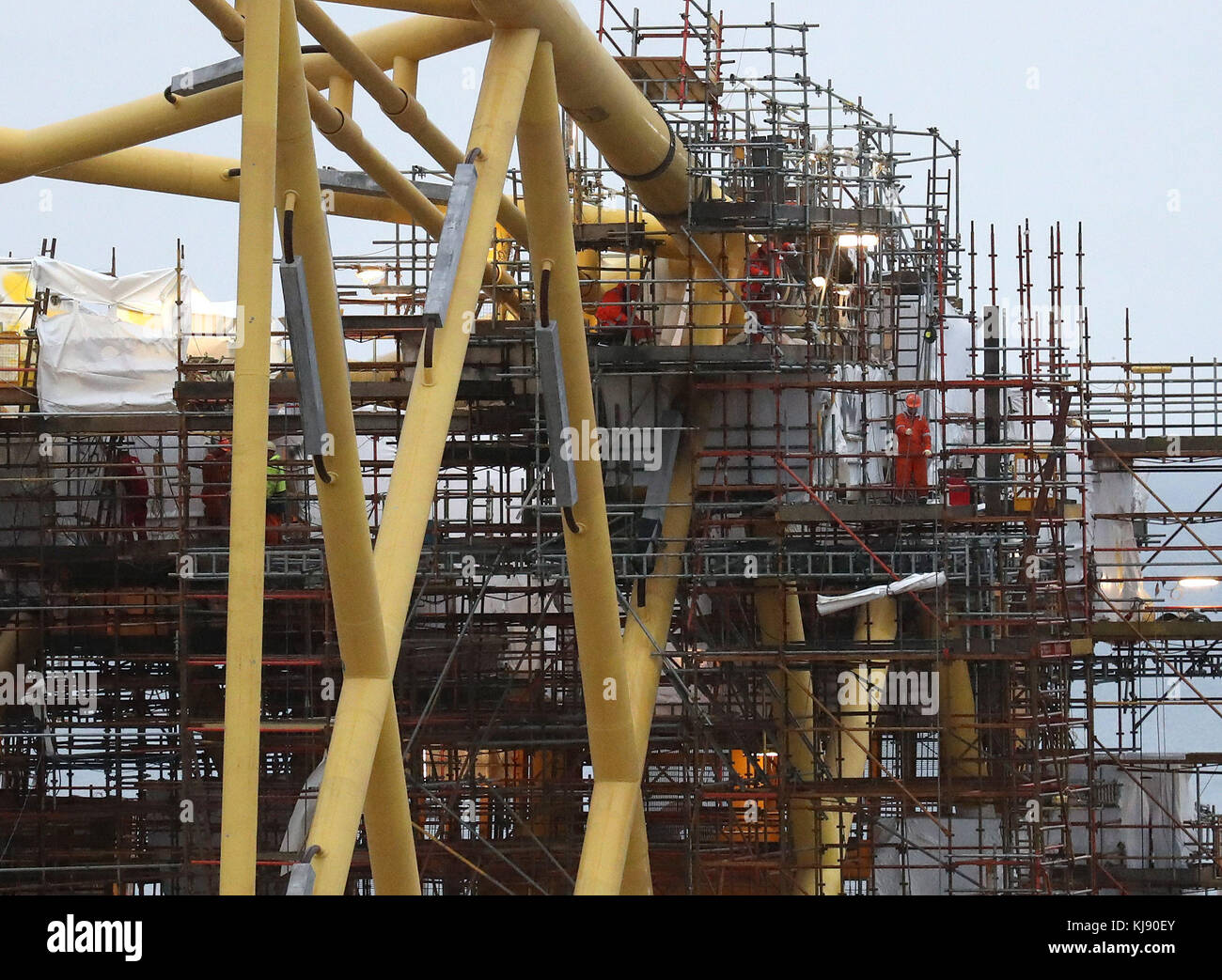 Die Arbeiten an Windturbinenjacken werden vor dem Besuch von First Minister Nicola Sturgeon in Burntisland Fabrications Ltd (BiFab) in Methil in Fife fortgesetzt. Stockfoto