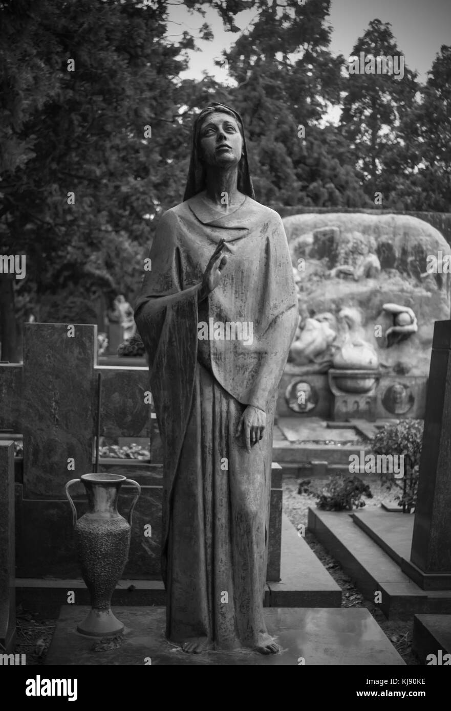 Künstlerische Skulptur Raffination eine junge Frau, die auf einem Friedhof in Mailand, Italien Stockfoto