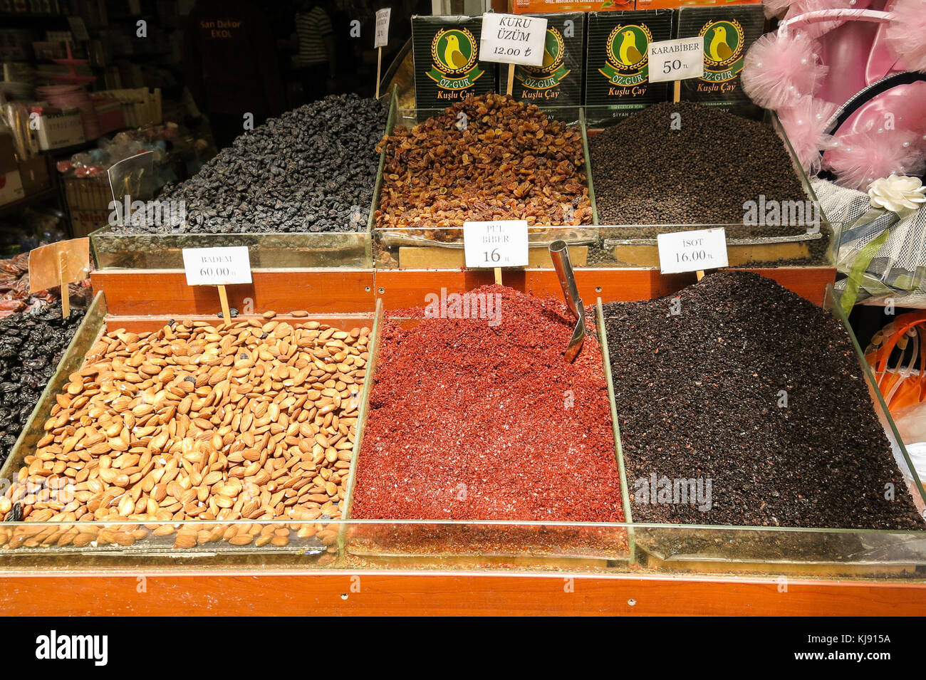 Die berühmten orientalischen Markt. getrocknete Nüsse und Gewürze in  Istanbul, Türkei Stockfotografie - Alamy