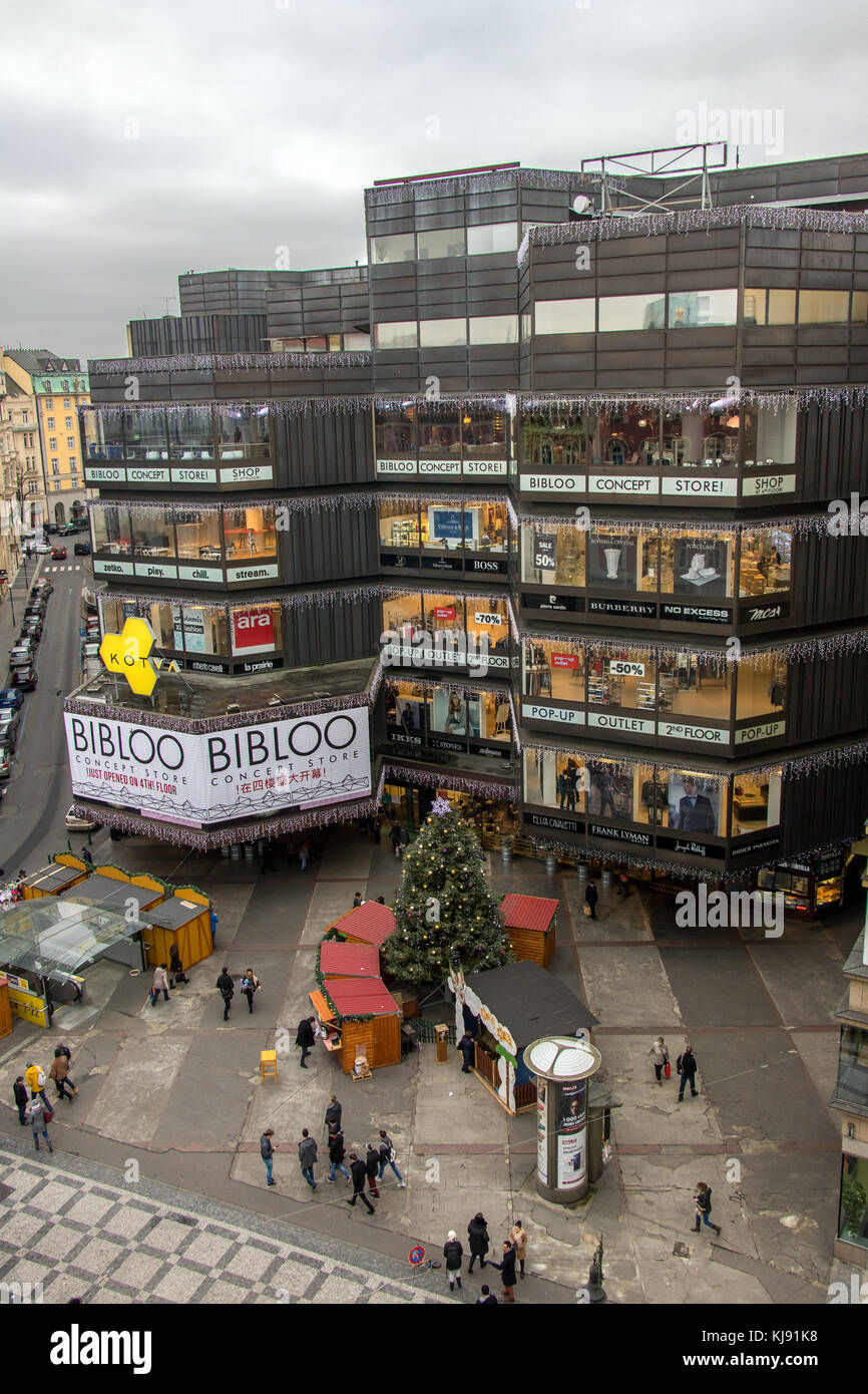 Tschechische Republik, Prag, 20.Dezember 2016, Kaufhaus auf dem Platz der Republik in der Weihnachtszeit. Stockfoto