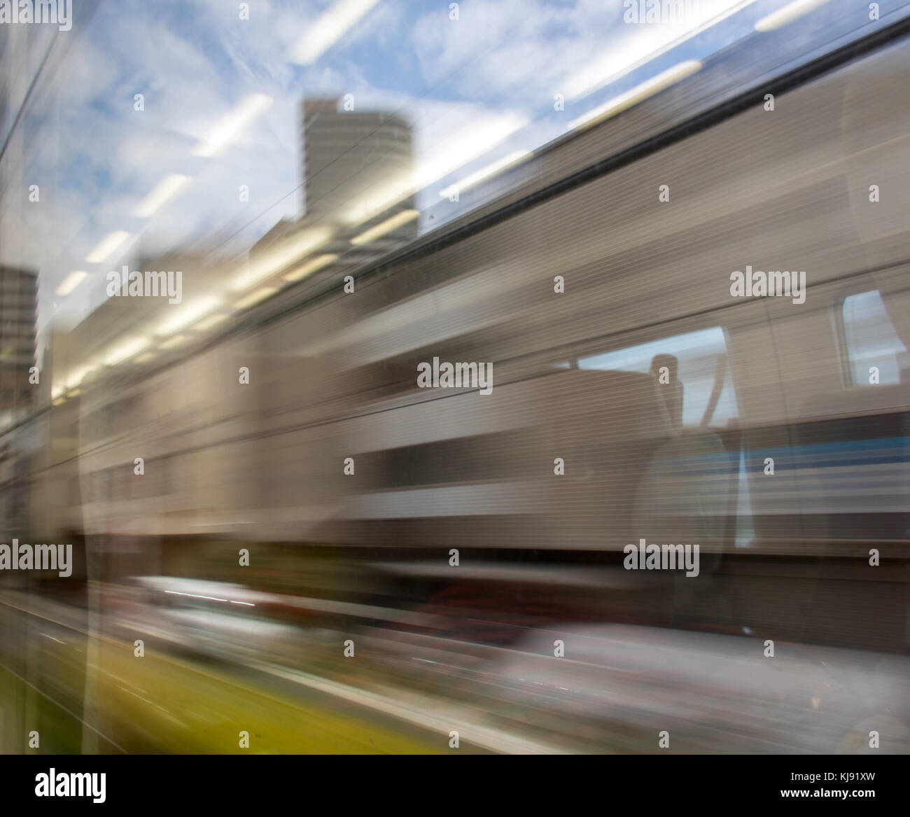Ein Blick aus dem Fenster eines Zuges. Der industrielle Bereich hinter dem Fenster eines fahrenden Zug ausgeführt wird. Stockfoto