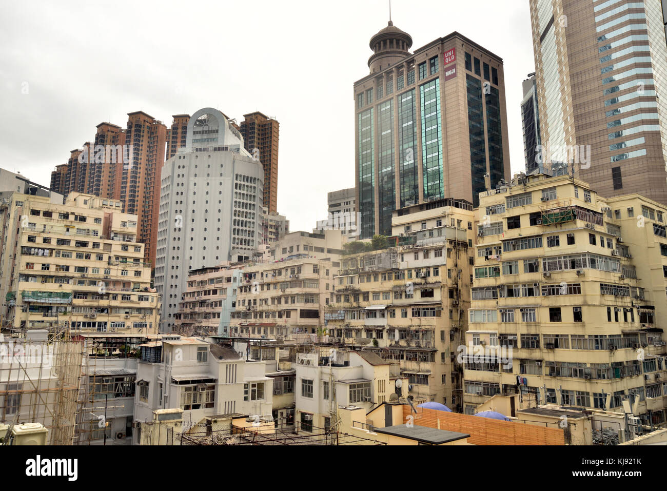 Cluster von alten und neuen Gebäuden in Causeway Bay, Hong Kong Island. Stockfoto