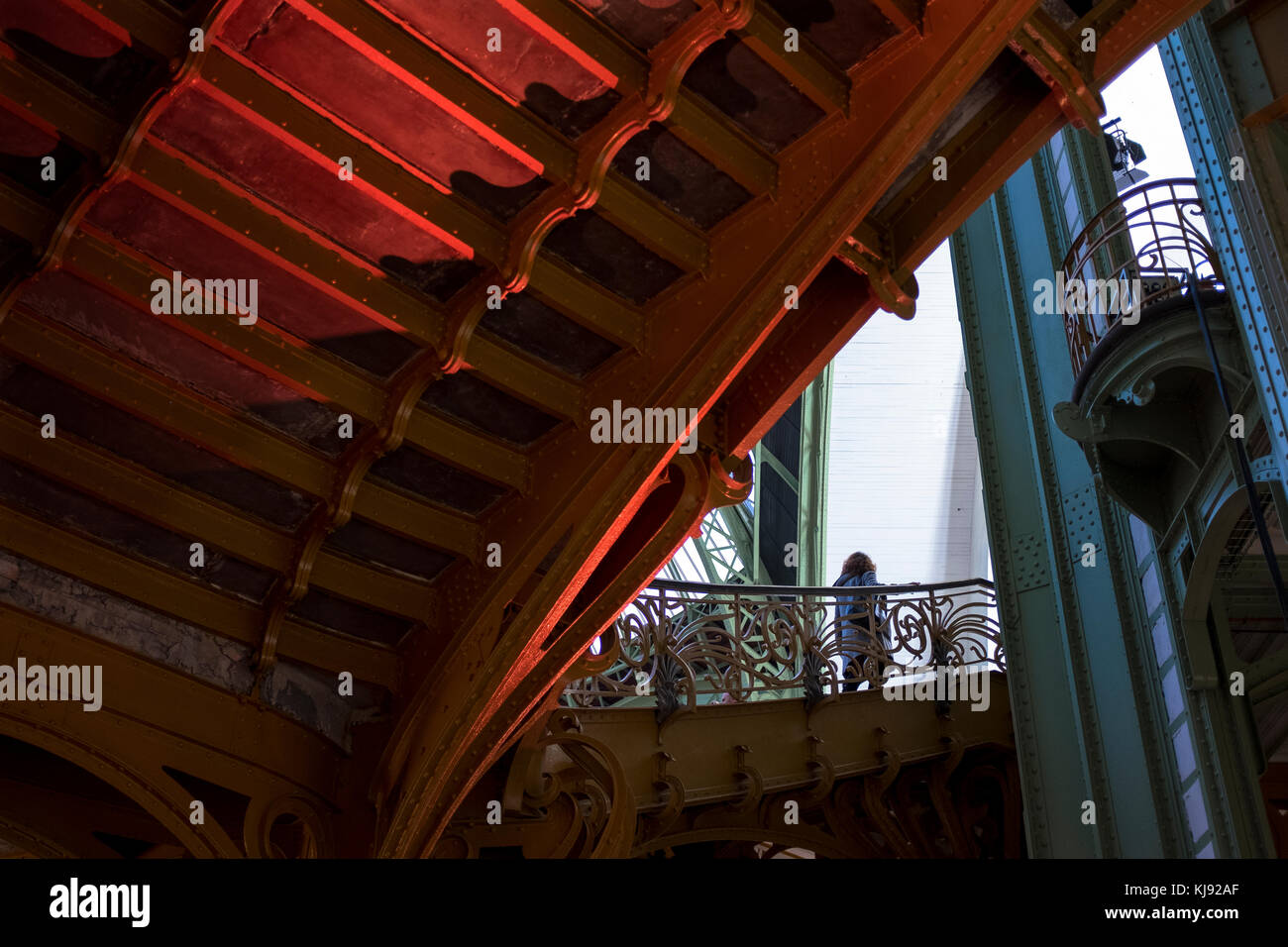 Frau auf Treppe im Grand Palais, Paris Stockfoto