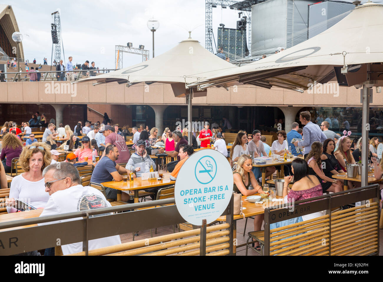 Freunde Geselligkeit in der Opera Bar in der Nähe der Opera House, Sydney, Australien Stockfoto