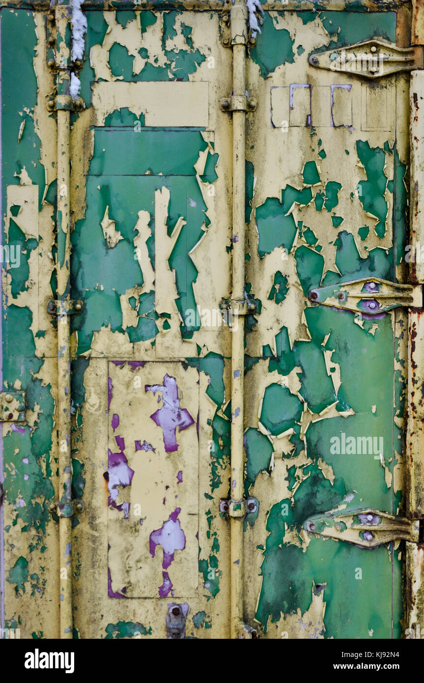 Abblätternde Farbe an der Tür eines alten Shipping Container Stockfoto