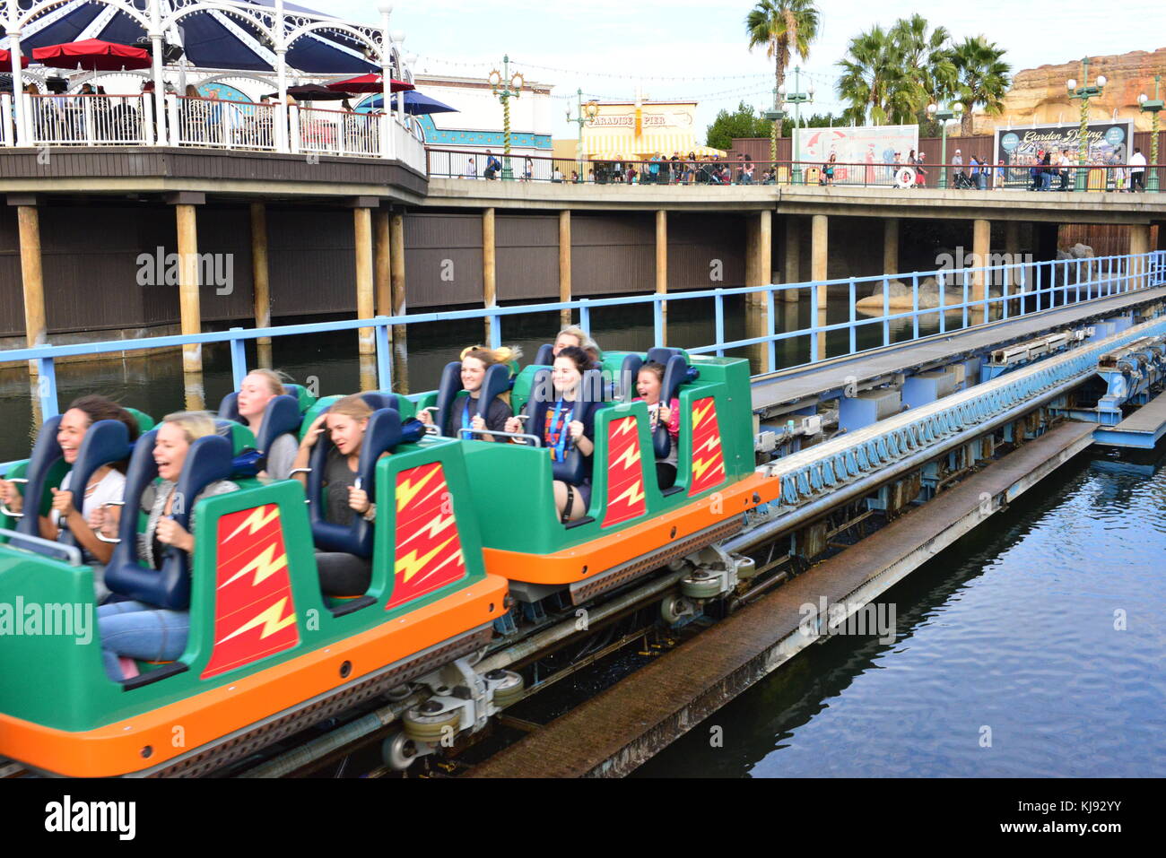 Achterbahn im Disneyland starten Stockfoto