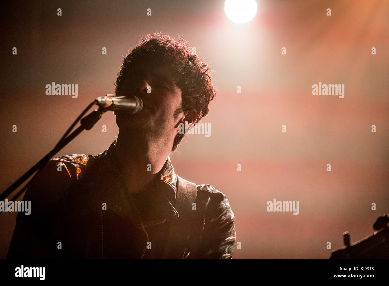 Dänemark, Kopenhagen - 6. November 2017. Die amerikanische Rockband Black Rebel Motorcycle Club spielt ein Live-Konzert im VEGA in Kopenhagen. Hier ist Sänger und Bassist Robert Levon been live auf der Bühne zu sehen. (Foto: Gonzales Photo - Thomas Rasmussen). Stockfoto