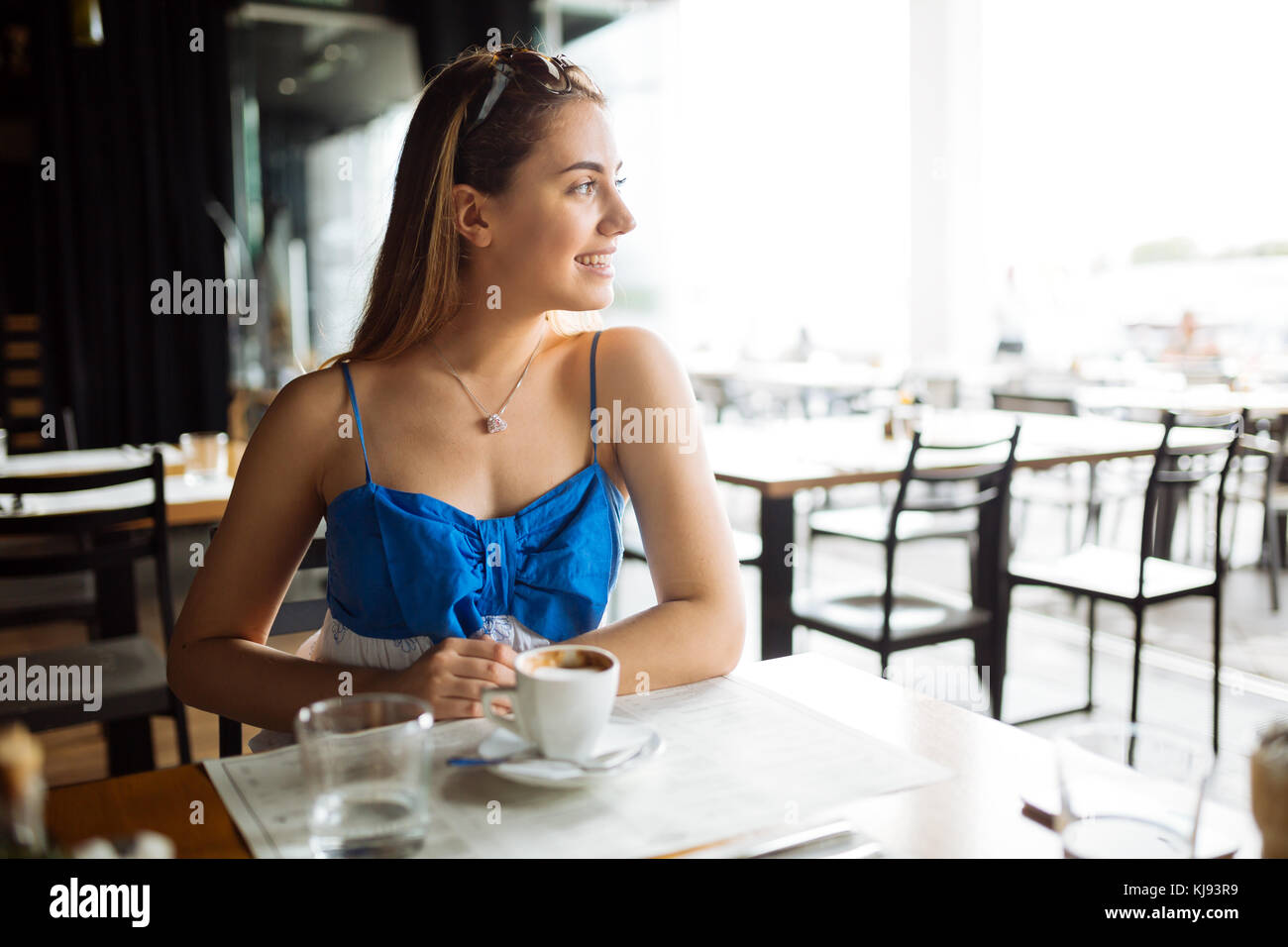 Frau trinkt Kaffee im Restaurant Stockfoto