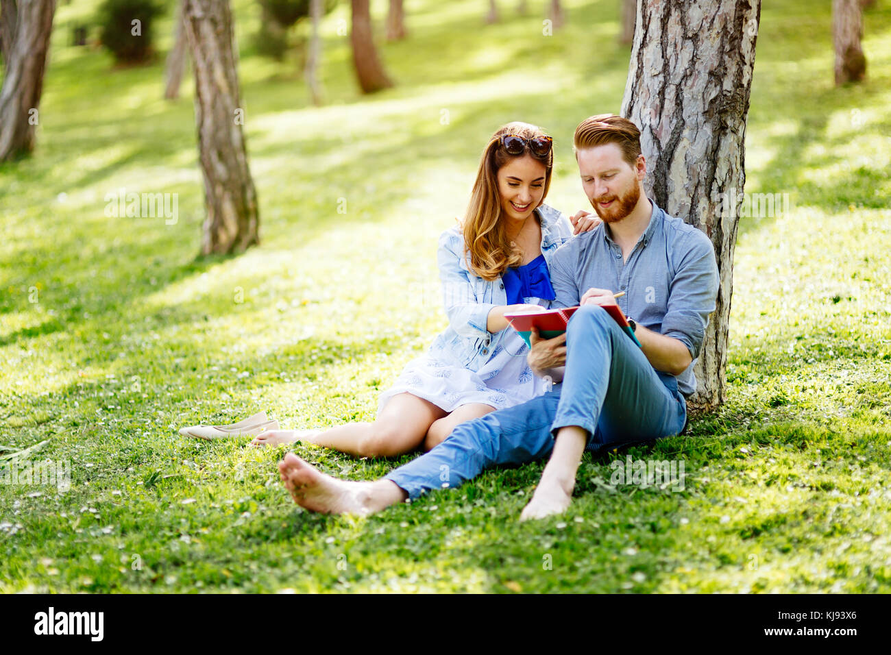 Schöne Studenten flirten Stockfoto