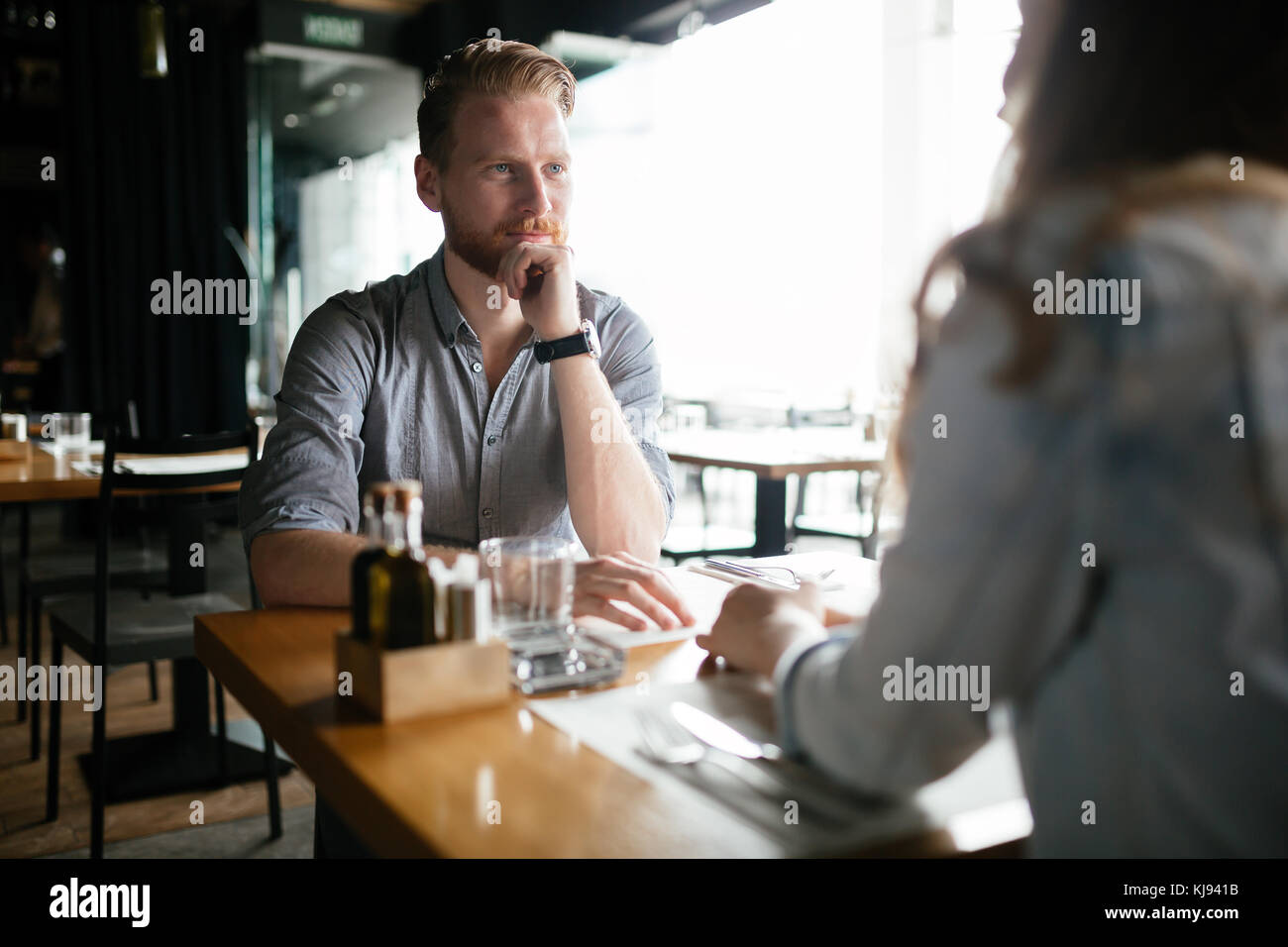 Paar dating im Restaurant Stockfoto