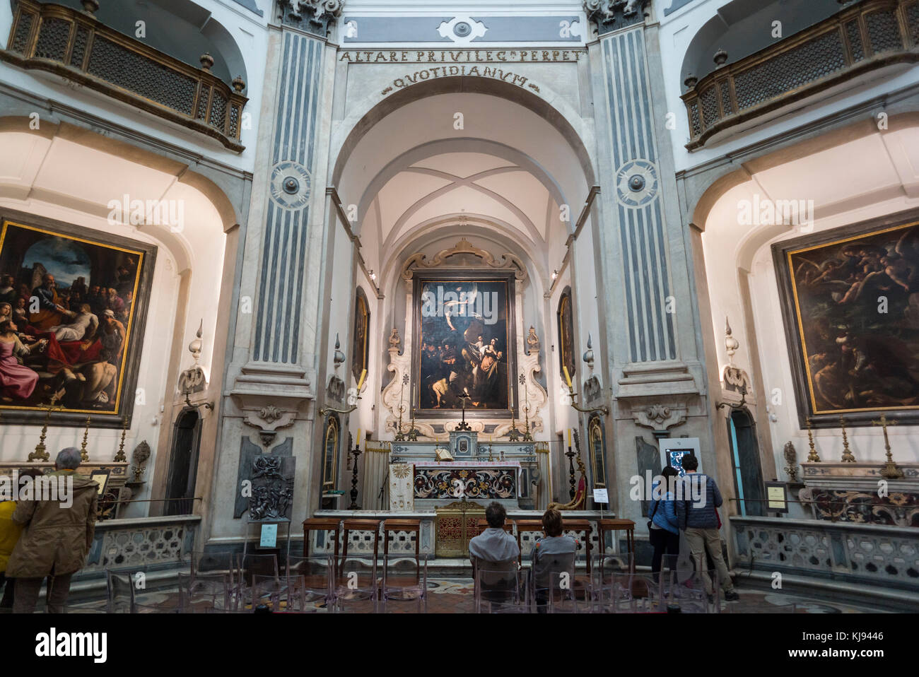 Neapel. Italien. Innenansicht der Kirche von Pio Monte della Misericordia, und Caravaggio die Sieben Werke der Barmherzigkeit über dem Altar. Stockfoto