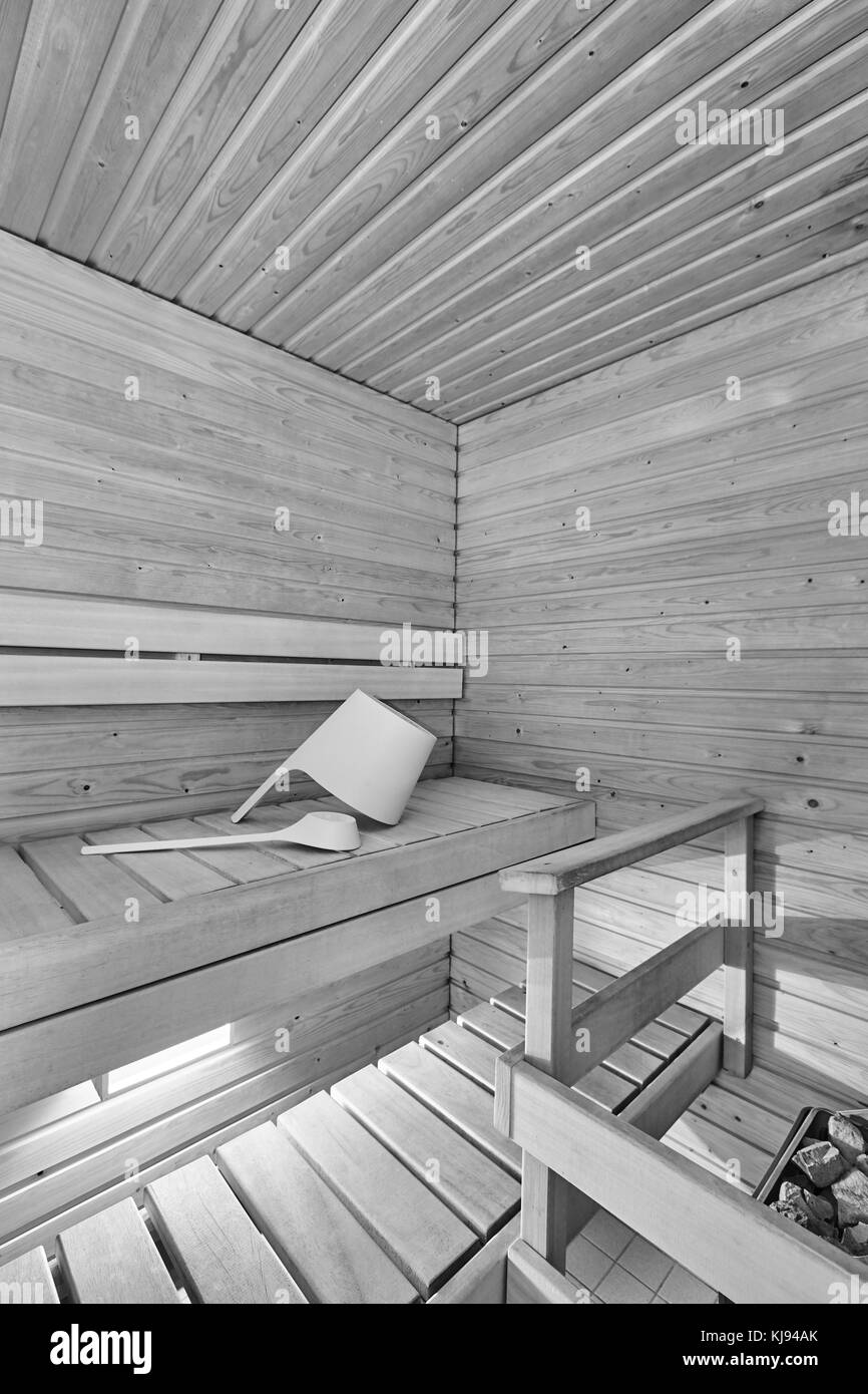 Sauna Indoor. finnische traditionelle Entspannung Lifestyle. Wohlbefinden Hintergrund. Vertikale Stockfoto