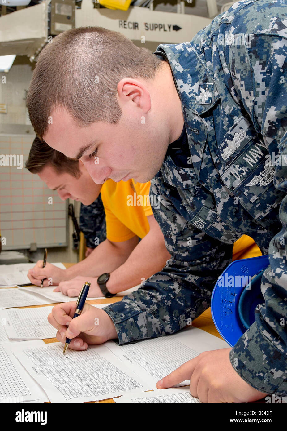 PORTSMOUTH, VA., (Nov 14, 2017) Intelligence Specialist 2nd Class Derrick Lagoy of Virginia Beach, VA., rechts, Jeffrey Daly, aus East Pharsalia, N.Y., meldet sich für Cardio-Events an, nachdem er den Teil der Körperzusammensetzung der körperlichen Fitness an Bord des Flugzeugträgers USS Dwight D. Eisenhower (CVN 69)(Ike) abgeschlossen hat. IKE wird während der Wartungsphase des Optimized Fleet Response Plan (OFRP) auf der Norfolk Naval Shipyard einer geplanten inkrementellen Verfügbarkeit (PIA) unterzogen. (USA Navy Foto von Mass Communicatio Stockfoto