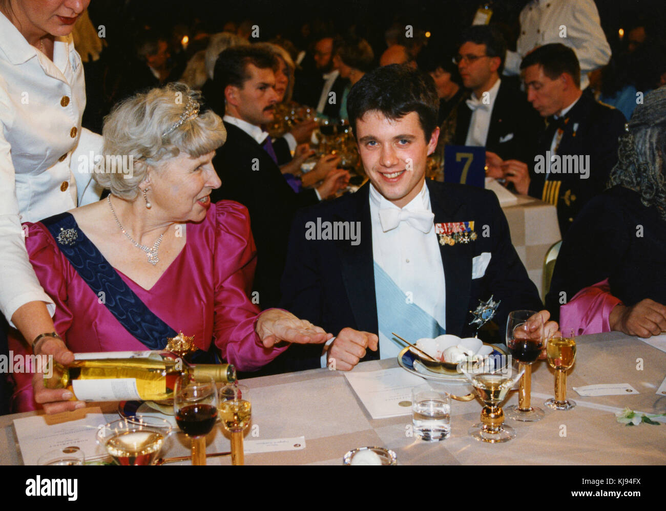 Kronprinz Frederik von Dänemark im Nobel und Veranstaltungsräume mit Partner am Tisch ingegerd troedsson schwedische Sprecher 1993 Stockfoto