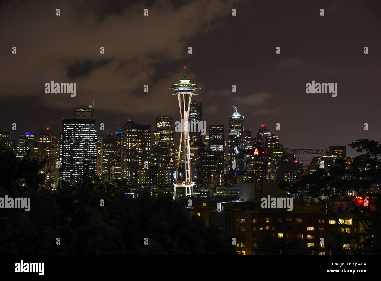 Abenddämmerung Stadtbild von Seattle Space Needle Skyline bei Nacht mit Beleuchtung Stockfoto