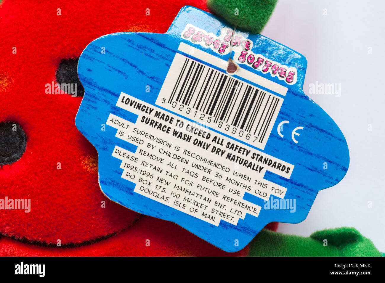 Tag Label auf der Frucht softies Plüsch Plüschtier liebevoll gemacht zu übertreffen alle Sicherheitsstandards Oberfläche Waschen trocknen nur natürlich Stockfoto