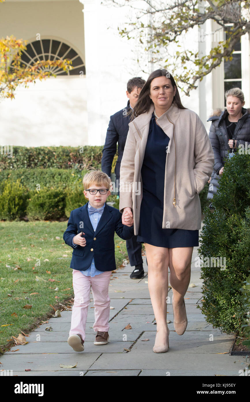 Washington, DC, 21. November 2017, USA: Presseministerin Sarah Hucakabee Sanders spaziert mit ihrem Sohn Huck, um zu sehen, wie die Erste Familie das Weiße Haus verlässt, um zu ihrem Wohnsitz in Florida zu gehen. Patsy Lynch/MediaPunch Stockfoto