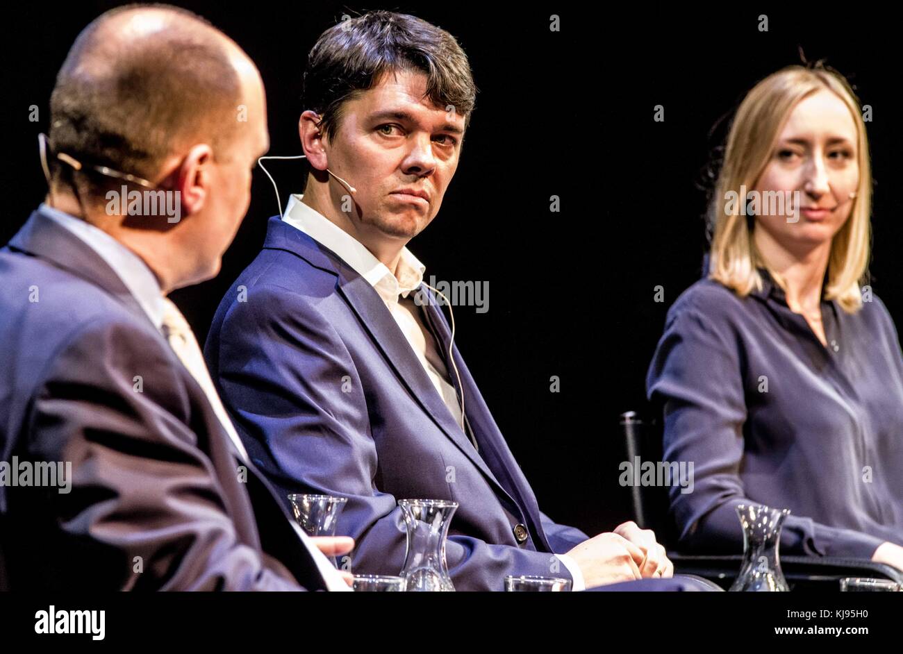 München, Bayern, Deutschland. November 2017. (Foto: Sachelle Babbar) Nicolas Richter (Mitte). Beide Gruppen veröffentlichten kürzlich die Paradise Papers, die sich auf die Offshore-Rechtsgruppe Appleby konzentrieren, die mit Politikern, wohlhabenden, multinationalen Konzernen, NGOs und anderen, die Steuerbelastungen in ihren Heimatländern vermeiden, in Verbindung steht. An der Podiumsdiskussion nahmen Wolfgang Krach, Chefredakteur der SZ, Nicolas Richter, SZ Investigative Research, Teil. Vanessa Wormer, SZ Digital Media und Burkhard Lohmann, Rechtsanwalt, Steuerberater und Partner von Mazars München. Moderation durch Stockfoto