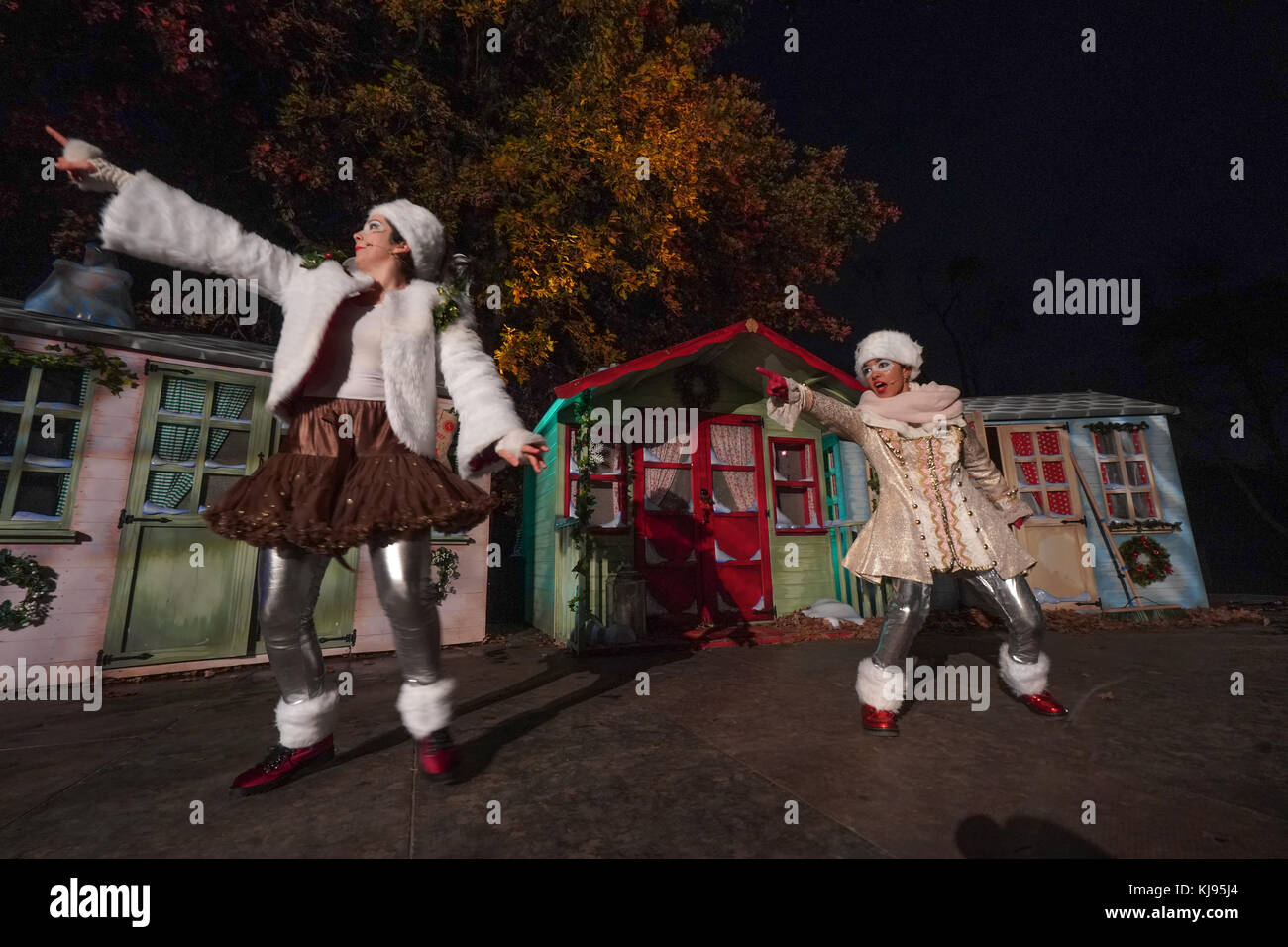London, Großbritannien. 21 Nov, 2017. Akteure ein Spielen auf der Bühne am Weihnachten bei Kew, die nach Einbruch der Dunkelheit zu Fuß mit Licht- und Klanginstallationen in Kew Gardens, West London, jetzt in seinem fünften Jahr. foto Datum: Dienstag, 21. November 2017. Quelle: Roger Garfield/alamy leben Nachrichten Stockfoto