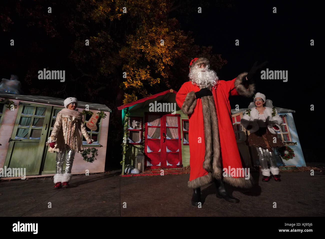 London, Großbritannien. 21 Nov, 2017. Akteure ein Spielen auf der Bühne am Weihnachten bei Kew, die nach Einbruch der Dunkelheit zu Fuß mit Licht- und Klanginstallationen in Kew Gardens, West London, jetzt in seinem fünften Jahr. foto Datum: Dienstag, 21. November 2017. Quelle: Roger Garfield/alamy leben Nachrichten Stockfoto