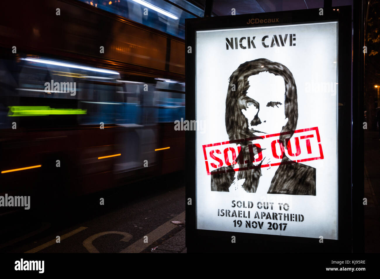 London, Großbritannien. 21. November 2017. Protest Schablonen beschuldigen australische Musiker Nick Cave der aus "Verkaufen" über London nach seiner Aussage, dass er in Israel aufgrund der "BDS-Bewegung' erschienen sind. bds (Boykott Ausgliederung Sanktionen) ist eine palästinensische - LED-Bewegung für Freiheit, Gerechtigkeit und Gleichheit die Aufrechterhaltung des Prinzips, dass die Palästinenser die gleichen Rechte wie der Rest der Menschheit berechtigt. Die palästinensische Kampagne für den akademischen und kulturellen Boykott Israels war Gründungsmitglied der Palästinensischen bds National Committee. Credit: Mark kerrison/alamy leben Nachrichten Stockfoto