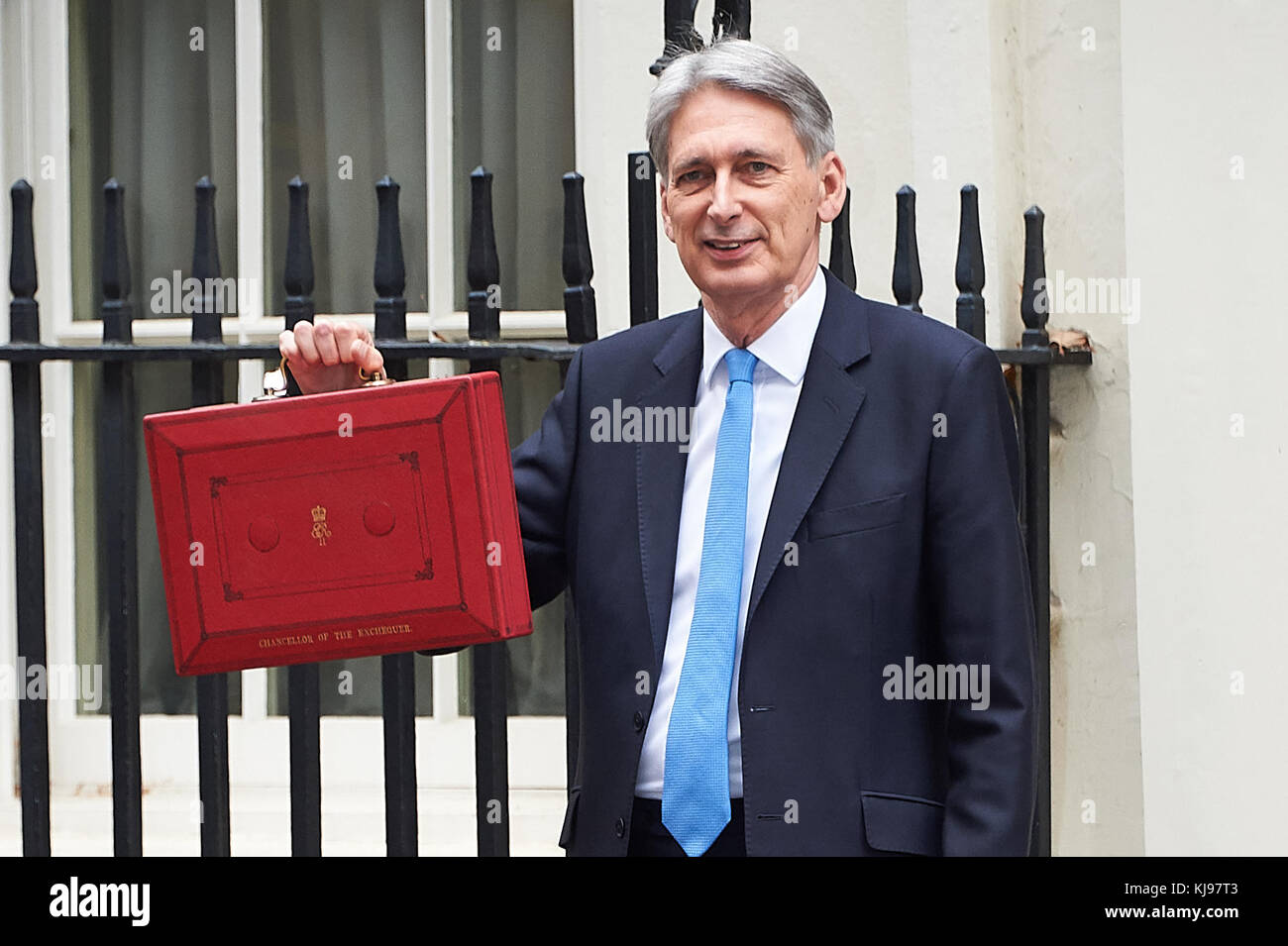 Philip Hammond außerhalb der Nummer 11 Downing Street, in dem die Red Box der Presse vor dem Herbst Haushaltsplan 2017 Stockfoto