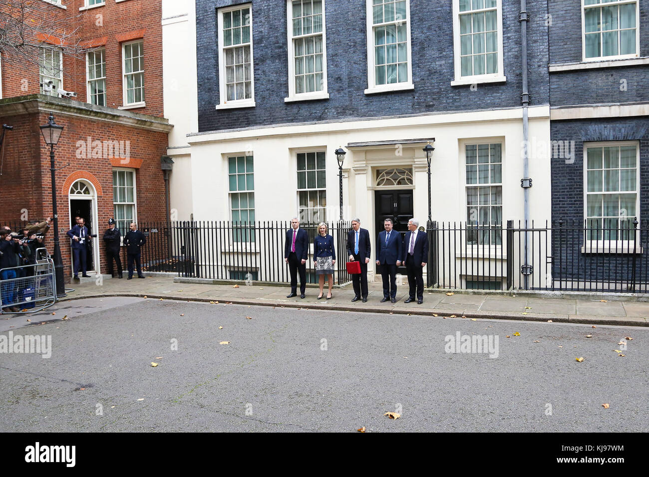 Downing Street, London, UK 22 Nov 2017 - Bild - Stephen Barclay mp, lix Truss mp Chief Secretary, Schatzamt, Philip Hammond mp, Schatzkanzler, Mel stride und mp, Andrew Jones mp (L und R). Der schatzkanzler Philip Hammond Blätter Nr. 11 Downing Street für Häuser der gemeinsamen Haushalt zu liefern. Dies ist der erste Haushalt seit den Wahlen am 8. Juni 2017. Credit: dinendra Haria/alamy leben Nachrichten Stockfoto