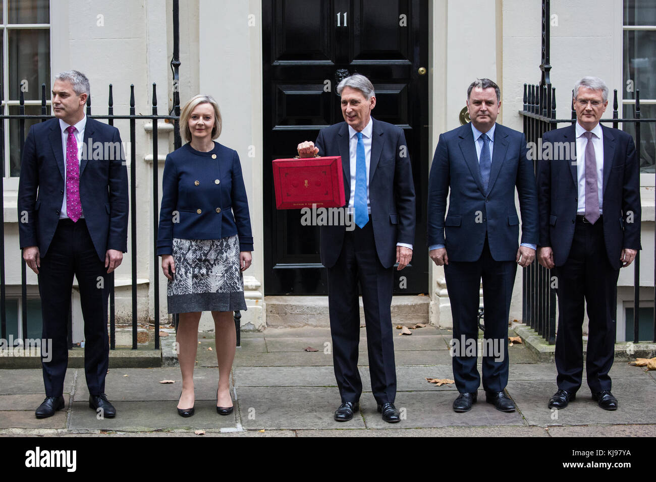 London, Großbritannien. 22. November 2017. Philip Hammond mp, Schatzkanzler, hält die rote Fall vor Verlassen 11 Downing Street sein Budget Ankündigung im Unterhaus zu machen. Auch vorhanden (l und r): Stephen Barclay (Economic Secretary, Schatzamt), Elizabeth Truss (Chief Secretary, Schatzamt), mel Stride (Financial Secretary im Schatzamt) und Andrew Jones (schatzkanzler Secretary, Schatzamt). Quelle: Mark kerrison/alamy leben Nachrichten Stockfoto