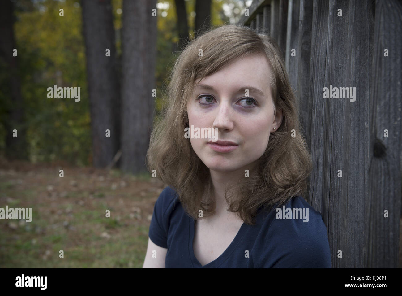 Woodstock, GA, USA. November 2017. HEATHER MALONEY, eine junge Schriftstellerin in Atlanta, machte den Geschlechterwechsel von männlich zu weiblich. „So sehr die Leute gerne sagen, wie wichtig es ist, „gegen das Getreide zu gehen“ und „keine Sorge, was alle anderen denken“, ist das nicht immer so einfach. Wir sind soziale Geschöpfe. Wir haben Angst, unser soziales Leben zu verlieren, und der Übergang von einem wahrgenommenen Geschlecht zu einem anderen ist eine der sozial inakzeptablen Praktiken, von denen wir erfahren, während wir erwachsen sind, "" beobachtet sie. "Aber es gibt immer diese eine Sache, die uns antreibt, selbst durch den dicksten Schlamm unseres Jou Stockfoto