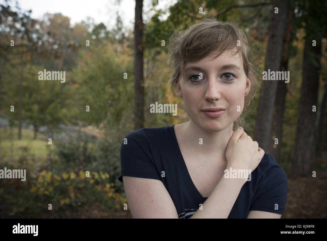 Woodstock, GA, USA. November 2017. HEATHER MALONEY, eine junge Schriftstellerin in Atlanta, machte den Geschlechterwechsel von männlich zu weiblich. „So sehr die Leute gerne sagen, wie wichtig es ist, „gegen das Getreide zu gehen“ und „keine Sorge, was alle anderen denken“, ist das nicht immer so einfach. Wir sind soziale Geschöpfe. Wir haben Angst, unser soziales Leben zu verlieren, und der Übergang von einem wahrgenommenen Geschlecht zu einem anderen ist eine der sozial inakzeptablen Praktiken, von denen wir erfahren, während wir erwachsen sind, "" beobachtet sie. "Aber es gibt immer diese eine Sache, die uns antreibt, selbst durch den dicksten Schlamm unseres Jou Stockfoto