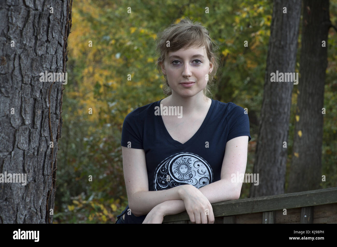 Woodstock, GA, USA. November 2017. HEATHER MALONEY, eine junge Schriftstellerin in Atlanta, machte den Geschlechterwechsel von männlich zu weiblich. „So sehr die Leute gerne sagen, wie wichtig es ist, „gegen das Getreide zu gehen“ und „keine Sorge, was alle anderen denken“, ist das nicht immer so einfach. Wir sind soziale Geschöpfe. Wir haben Angst, unser soziales Leben zu verlieren, und der Übergang von einem wahrgenommenen Geschlecht zu einem anderen ist eine der sozial inakzeptablen Praktiken, von denen wir erfahren, während wir erwachsen sind, "" beobachtet sie. "Aber es gibt immer diese eine Sache, die uns antreibt, selbst durch den dicksten Schlamm unseres Jou Stockfoto