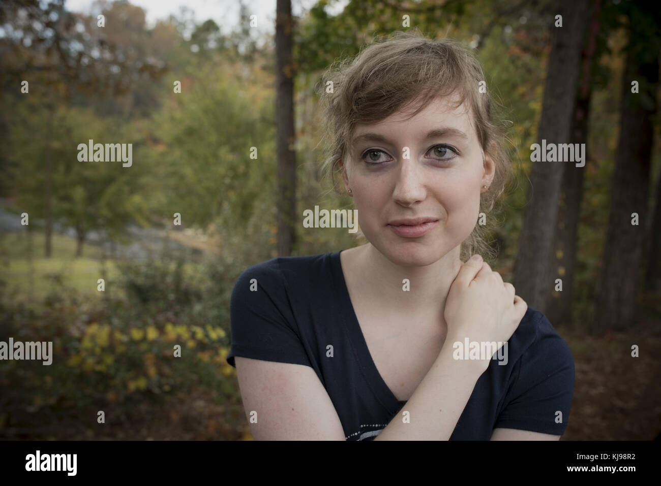 Woodstock, GA, USA. November 2017. HEATHER MALONEY, eine junge Schriftstellerin in Atlanta, machte den Geschlechterwechsel von männlich zu weiblich. „So sehr die Leute gerne sagen, wie wichtig es ist, „gegen das Getreide zu gehen“ und „keine Sorge, was alle anderen denken“, ist das nicht immer so einfach. Wir sind soziale Geschöpfe. Wir haben Angst, unser soziales Leben zu verlieren, und der Übergang von einem wahrgenommenen Geschlecht zu einem anderen ist eine der sozial inakzeptablen Praktiken, von denen wir erfahren, während wir erwachsen sind, "" beobachtet sie. "Aber es gibt immer diese eine Sache, die uns antreibt, selbst durch den dicksten Schlamm unseres Jou Stockfoto