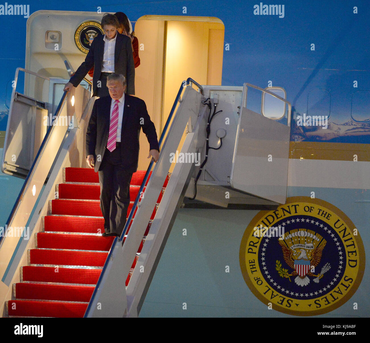 West Palm Beach, FL, USA. Nov. 2017. US-Präsident Donald Trump seine Frau Melania Trump und sein Sohn Barron Trump treffen gemeinsam auf Air Force One am Palm Beach International Airport ein, um das Erntedankwochenende im Mar-a-Largo Resort am 21. November 2017 in West Palm Beach, Florida zu verbringen. Präsident Trump hat seit seiner Präsidentschaft zahlreiche Reisen in seine Heimat Florida unternommen. Kredit: Mpi10/Media Punch/Alamy Live News Stockfoto