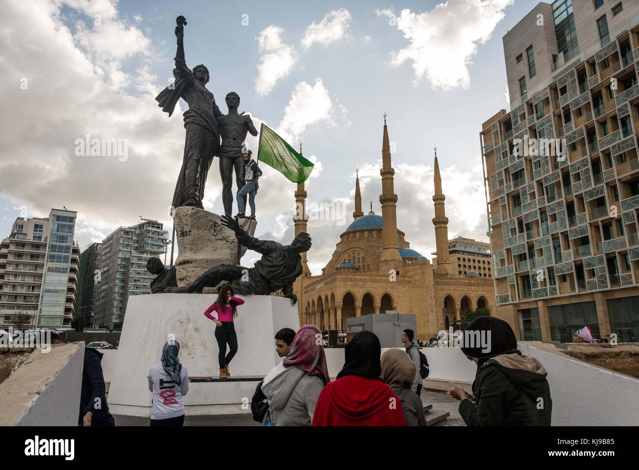 Beirut, Libanon. 22 Nov, 2017. Ein junger Mann wirft sie einen saudischen Flagge auf beiruts Bullet-gerittenen Märtyrer statue gehisst. "Dies ist der Libanon,'' sein Freund rief. der Libanon mit seiner 74 Tag der Unabhängigkeit, während viele auch die sichere Rückkehr von Ministerpräsident Hariri gefeiert. Credit: Sopa/zuma Draht/alamy leben Nachrichten Stockfoto
