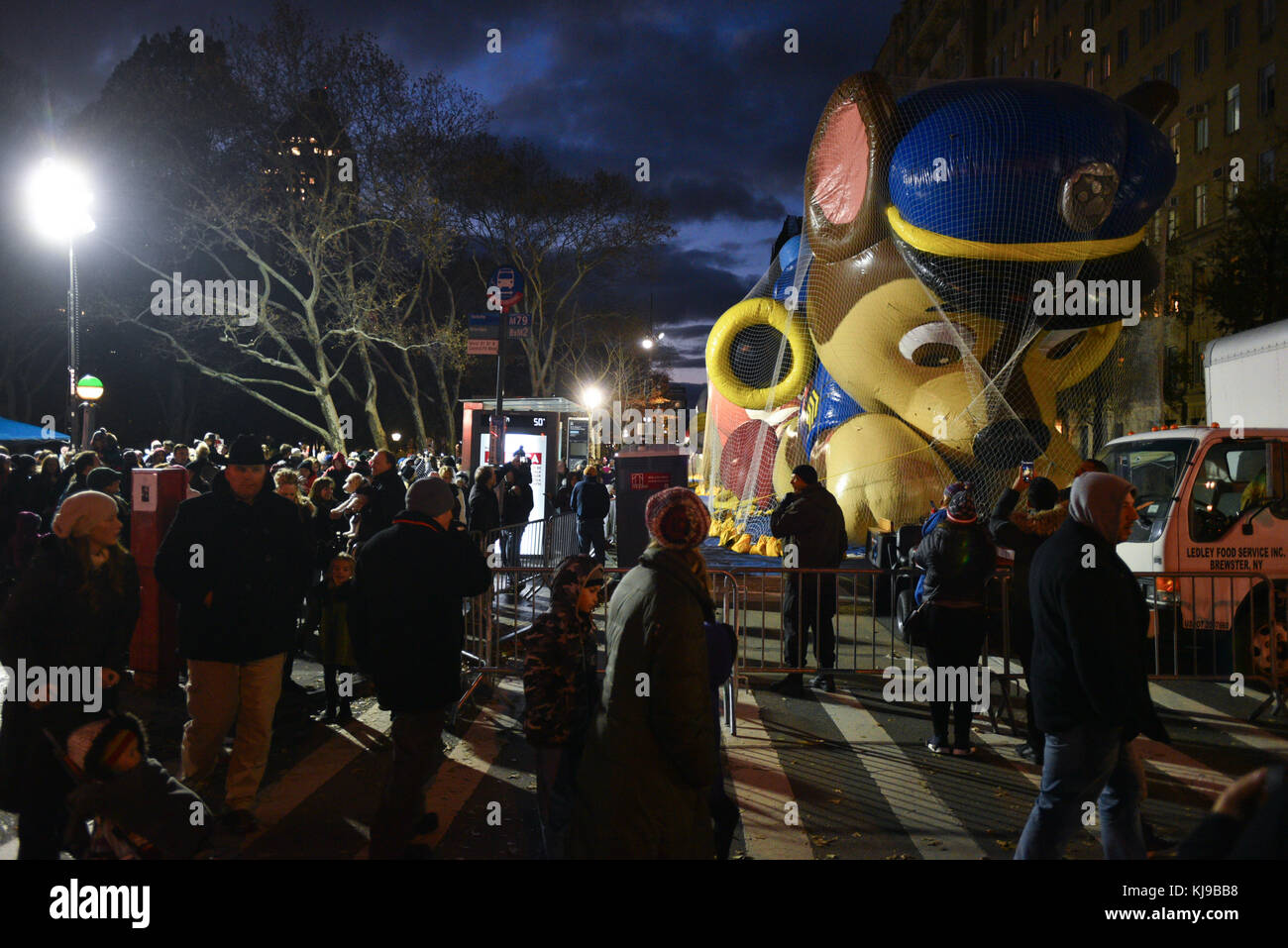 New York, USA. Nov. 2017. Der Ballon "Paw Patrol's Chase" wird aufgeblasen, um sich auf die 91. Annual Macy's Thanksgiving Day Parade am 22. November 2017 in New York City vorzubereiten. Credit: Erik Pendzich/Alamy Live News Stockfoto