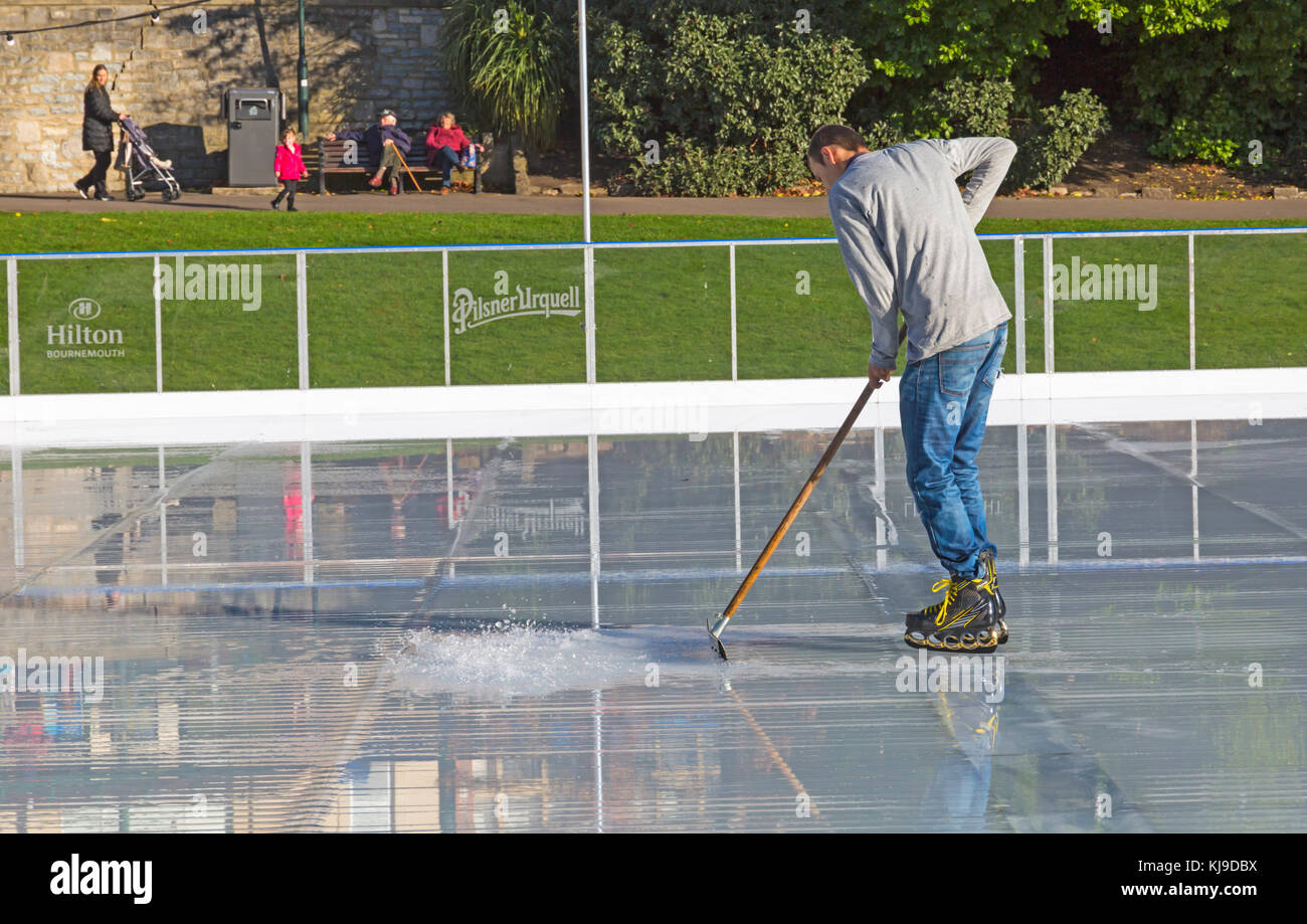 Bournemouth, Dorset, Großbritannien. 23 Nov, 2017. UK Wetter: Sonne scheint, wie die Arbeiter das Wasser klar aus der freien Schlittschuhlaufen eisbahn in der unteren Gärten, Bournemouth. Credit: Carolyn Jenkins/Alamy leben Nachrichten Stockfoto