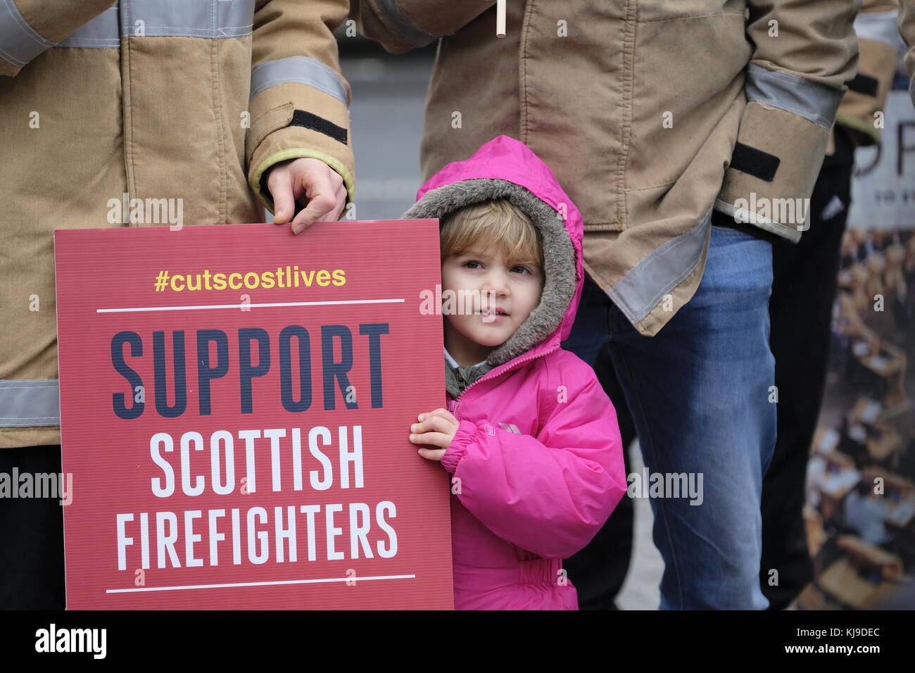 Edinburgh, Großbritannien. November 2017, 23rd. Der schottische Labour-Führer Richard Leonard wendet sich vor dem schottischen Parlament an Mitglieder der Fire Brigades Union in Holyrood in Edinburgh. Die Union protestierte gegen den Abbau von Arbeitsplätzen und die Bedingungen. Kredit: Iain Masterton/Alamy Live Nachrichten Stockfoto