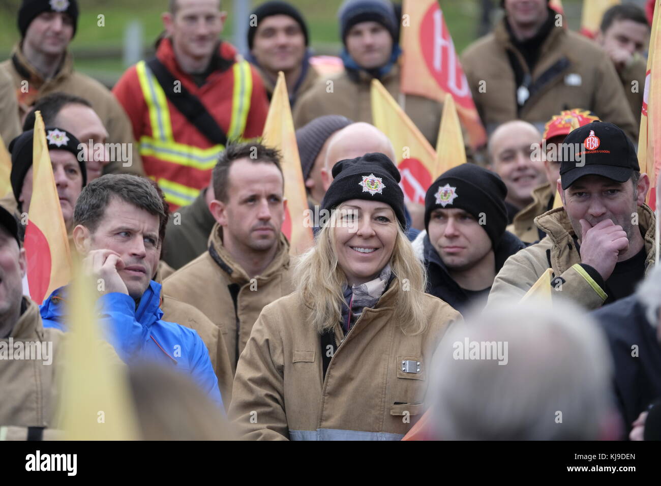 Edinburgh, Großbritannien. November 2017, 23rd. Der schottische Labour-Führer Richard Leonard wendet sich vor dem schottischen Parlament an Mitglieder der Fire Brigades Union in Holyrood in Edinburgh. Die Union protestierte gegen den Abbau von Arbeitsplätzen und die Bedingungen. Kredit: Iain Masterton/Alamy Live Nachrichten Stockfoto