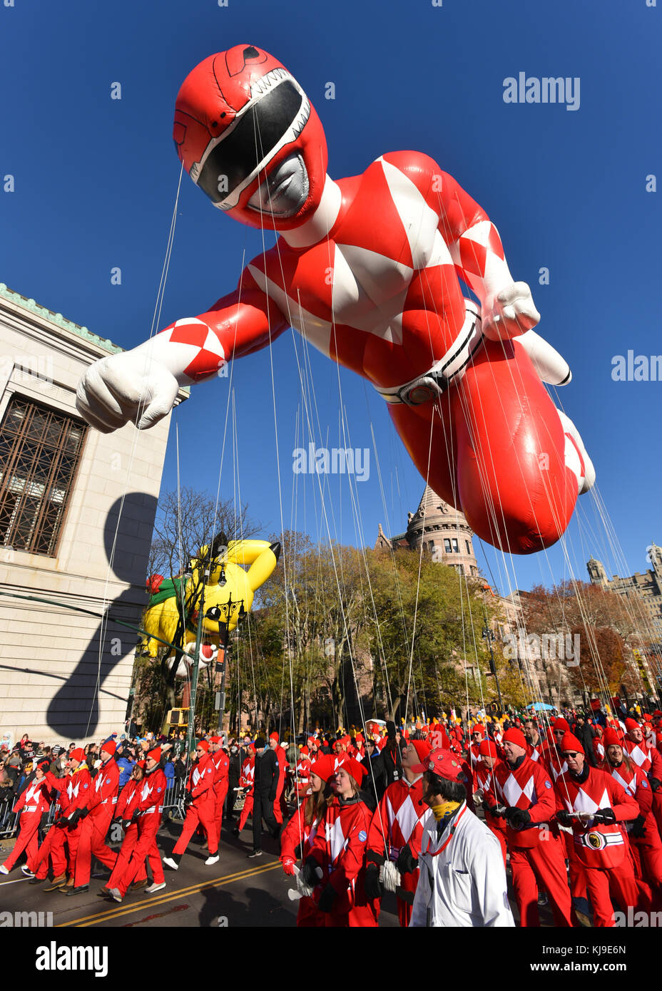 New York, USA. November 2017. Der Ballon Red Mighty Morphin Power Ranger schwimmt am 22. November 2017 während der 91. Annual Macy's Thanksgiving Day Parade in New York City im Central Park West. Credit: Erik Pendzich/Alamy Live News Stockfoto