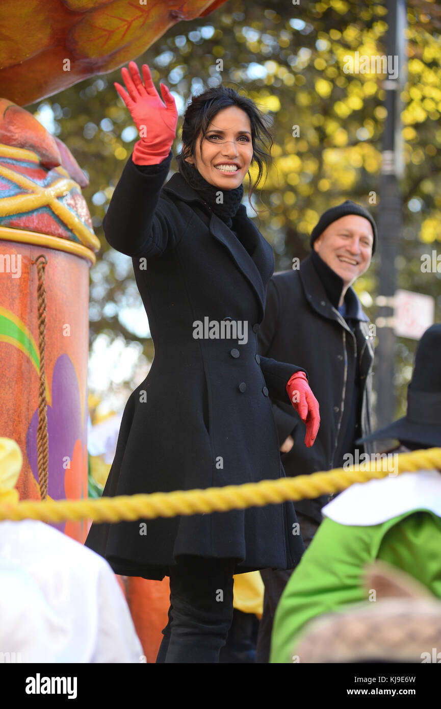 New York, USA. November 2017. Padma Lakshmi und Tom Colicchio bei der 91. Jährlichen Macy's Thanksgiving Day Parade am 23. November 2017 in New York City. Credit: Erik Pendzich/Alamy Live News Stockfoto