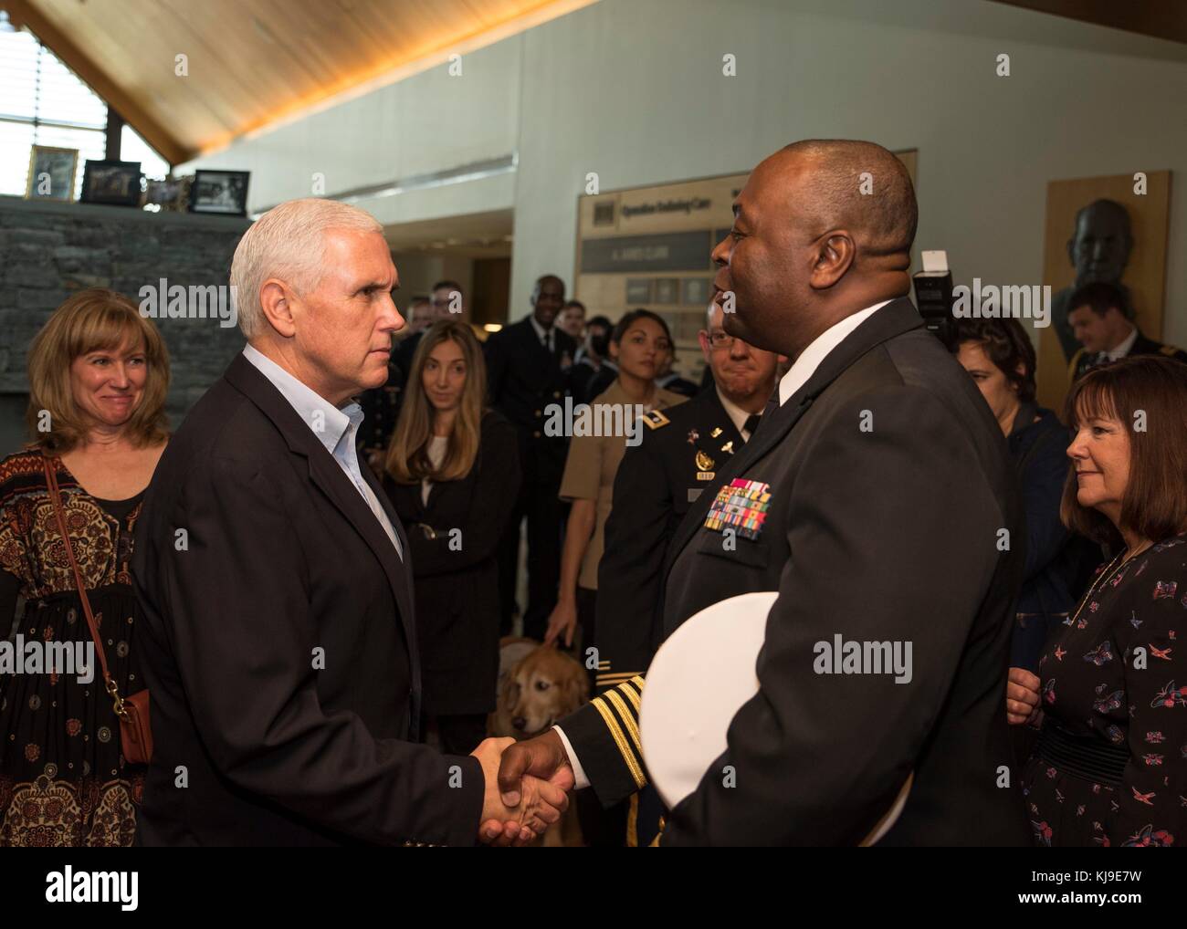 US-Vizepräsident Mike Pence, links, begrüßt Administratoren bei einem Besuch im USO Warrior and Family Center am 22. November 2017 in Bethesda, Maryland. Der Vizepräsident besucht mit verwundeten Kriegern und Personal der Naval Support Activity Bethesda und Walter Reed National Military Medical Center zu Ehren von Thanksgiving. Stockfoto