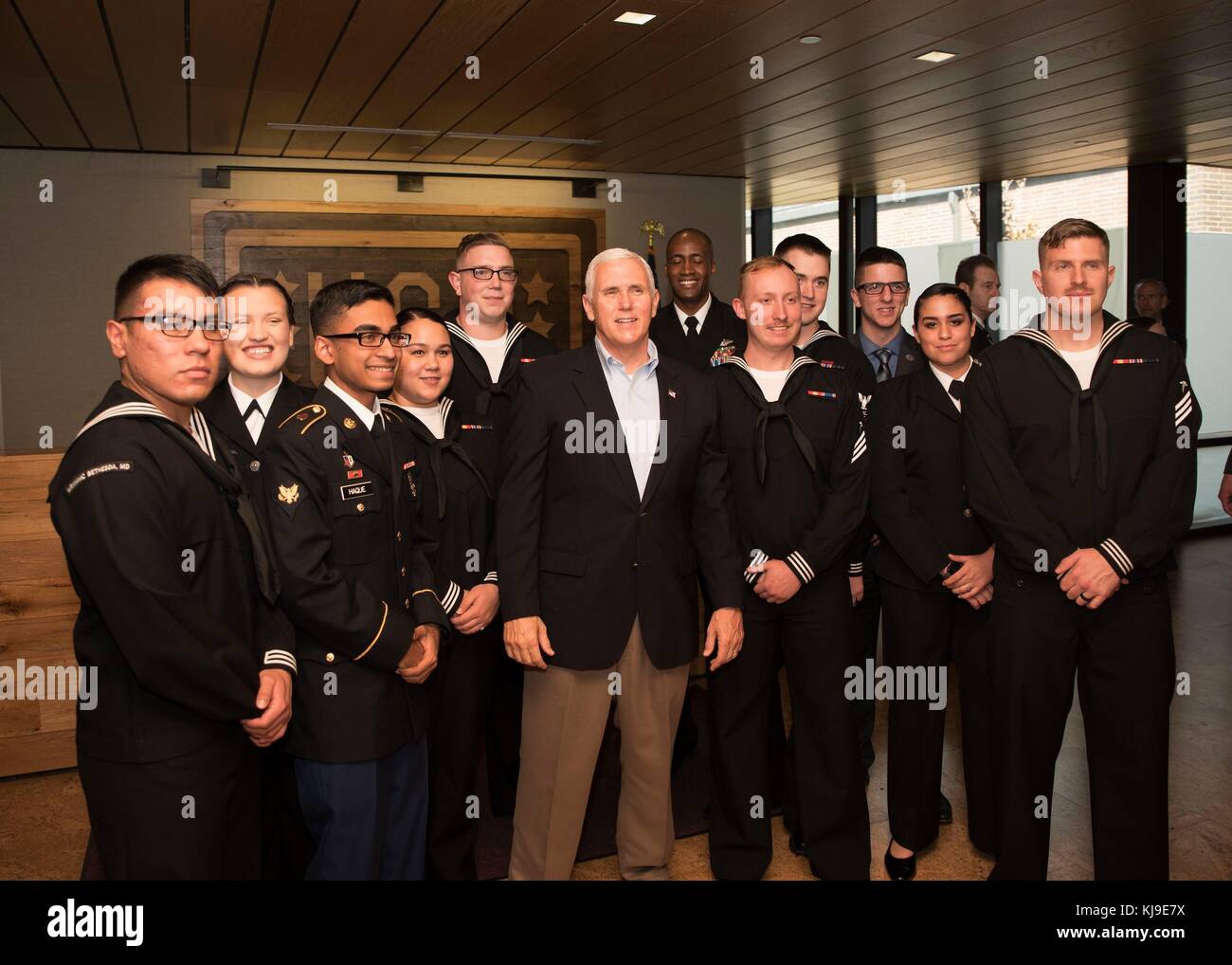 US-Vizepräsident Mike Pence, Center, posiert mit verwundeten Kriegern während eines Besuchs im USO Warrior and Family Center am 22. November 2017 in Bethesda, Maryland. Der Vizepräsident besucht mit verwundeten Kriegern und Personal der Naval Support Activity Bethesda und Walter Reed National Military Medical Center zu Ehren von Thanksgiving. Stockfoto