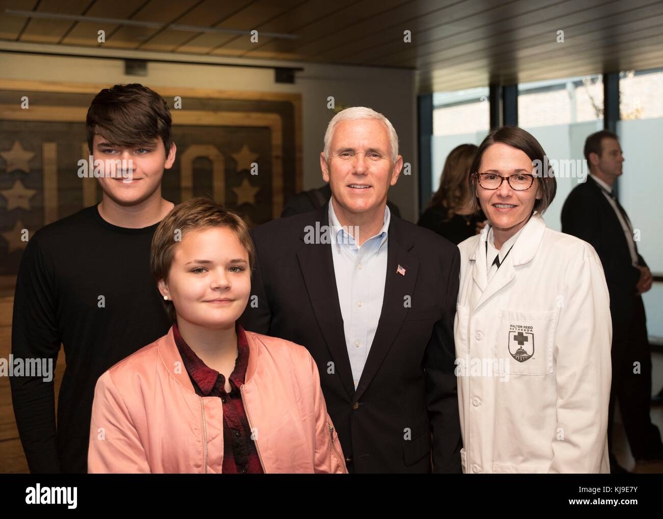 US-Vizepräsident Mike Pence, Center, posiert mit Mitarbeitern der USO und Ärzten während eines Besuchs im USO Warrior and Family Center am 22. November 2017 in Bethesda, Maryland. Der Vizepräsident besucht mit verwundeten Kriegern und Personal der Naval Support Activity Bethesda und Walter Reed National Military Medical Center zu Ehren von Thanksgiving. Stockfoto