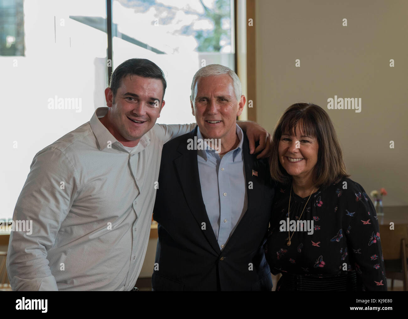 US-Vizepräsident Mike Pence, Center, und Frau Karen Pence, rechts, posieren mit verwundeten Kriegern während eines Besuchs im USO Warrior and Family Center am 22. November 2017 in Bethesda, Maryland. Der Vizepräsident besucht mit verwundeten Kriegern und Personal der Naval Support Activity Bethesda und Walter Reed National Military Medical Center zu Ehren von Thanksgiving. Stockfoto