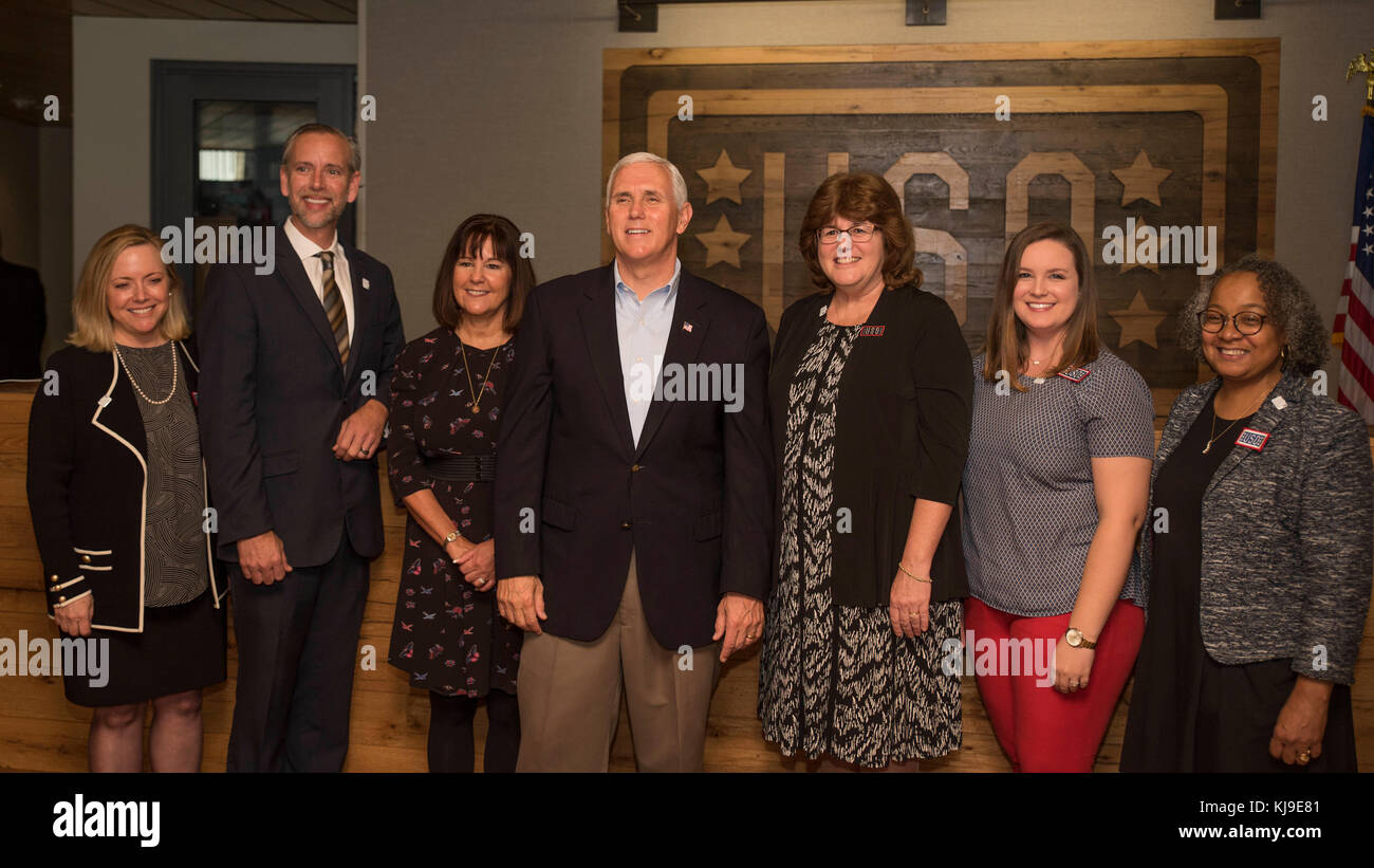 U.s. vice president Mike Pence, Mitte und Frau Karen Pence, Mitte links, posieren mit uso Personal und Freiwilligen während eines Besuchs bei der USO Warrior und Familie Mitte November 22, 2017 in Bethesda, Maryland. Der stellvertretende Präsident besuchen mit verwundeten Krieger und Personal von naval Support Activity Bethesda und Walter Reed National Military Medical Center zu Ehren der Danksagung. Stockfoto
