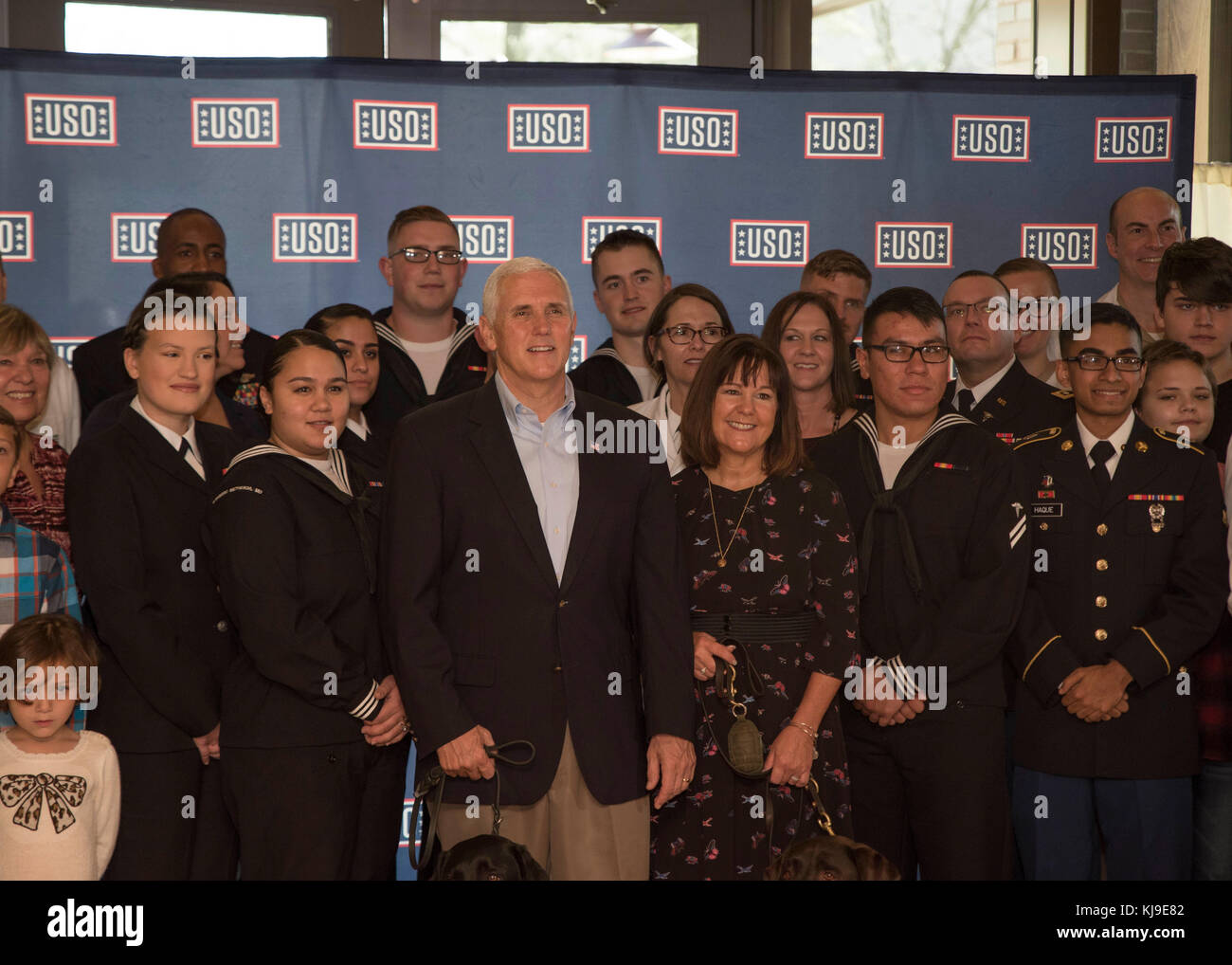 U.s. vice president Mike Pence, Mitte und Frau Karen Pence, rechts, posieren mit verletzten Krieger während eines Besuchs bei der USO Warrior und Familie Mitte November 22, 2017 in Bethesda, Maryland. Der stellvertretende Präsident besuchen mit verwundeten Krieger und Personal von naval Support Activity Bethesda und Walter Reed National Military Medical Center zu Ehren der Danksagung. Stockfoto