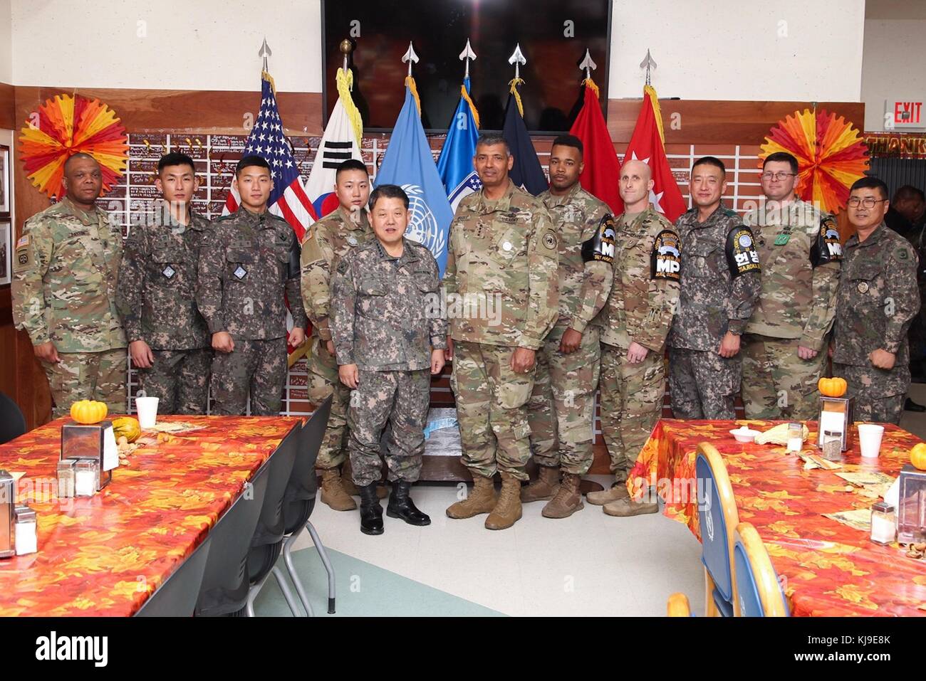 Paju, Südkorea. November 2017. US Army General Vincent Brooks, U.S. and U.N. Forces Korea Commander, Center, posiert mit US- und südkoreanischen Soldaten, nachdem er die Army-Auszeichnung während einer Erntedankfest-Zeremonie im Camp Bonifas in der demilitarisierten Zone 23. November 2017 in Paju, Südkorea, verliehen hatte. Die Soldaten waren Anerkennung für ihre Bemühungen, einen nordkoreanischen Überläufer am 13. November zu retten. Quelle: Planetpix/Alamy Live News Stockfoto